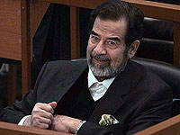 Saddam Hussein siendo juzgado por sus crímenes. Foto: Chris Hondros / Pool