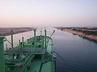 Canal de Suez transitado por un barco mercante