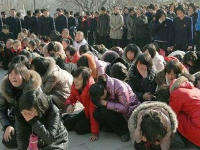 Norcoreanos llorando la muerte de Kim Jong Il, obligados a hacerlo