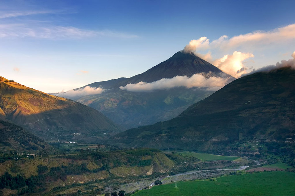 Volcán Tungurahua sobre el valle que conduce a la ciudad de Baños.