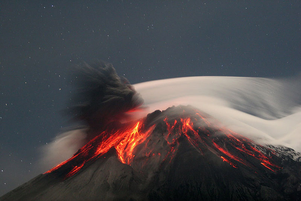 Volcán Tungurahua en plena erupción