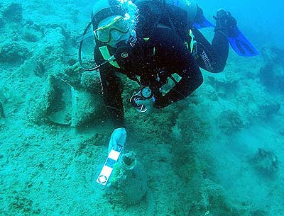 �nfora que podr�a tener 2.400 a�os fue hallada frente a las cosas de Albania