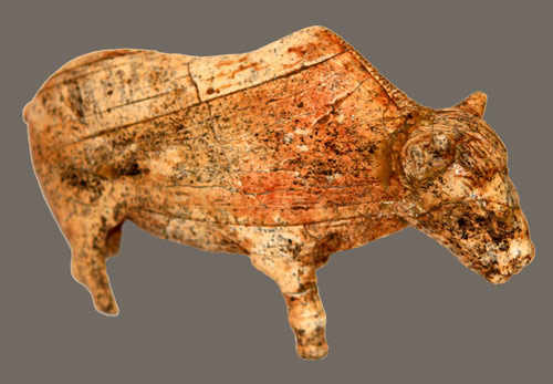 Bisonte tallado con colmillos de mamut en el Paleol�tico hallado en Rusia. Foto: Hizri Amirjanov