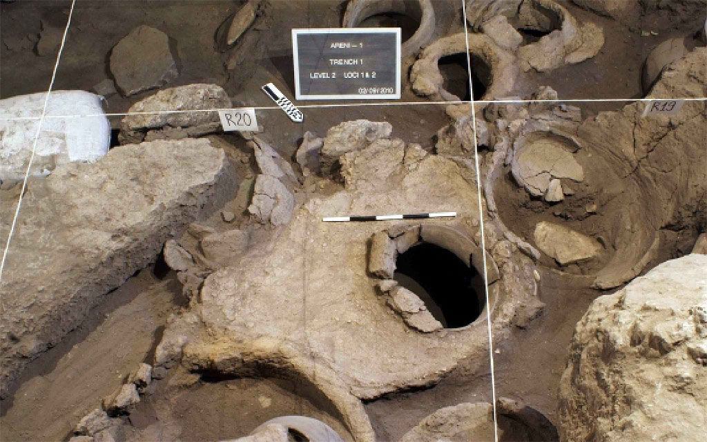 Bodega de vino de 6 mil a�os de antig�edad, es el recinto m�s antiguo de su tipo y en el fueron localizadas una prensa para uvas, cubas de fermentaci�n e incluso copas