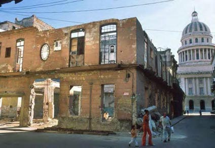 Calles de la Habana, muchos tesoros arquitect�nicos de mejores �pocas se encuentran en peligro serio de desaparici�n.
