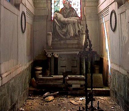 Un cripta en el cementerio, la casi totalidad de la ciudad de la Habana se encuentra en mal estado y muchos lugares se han convertido en basurales