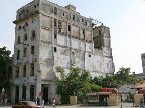 Muchos edificios antiguos ya han ca�do por falta de mantenimiento y saturaci�n pues es com�n que en una misma habitaci�n se acomoden varias familias. Muchos edificios simplemente perdieron la batalla contra el tiempo.