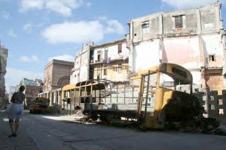 Los cuentapropistas (peque�os empresarios autorizados) cada vez m�s perseguidos han hecho funcionar veh�culos con ingenio, pero los autos oficiales descompuestos simplemente son abandonados en donde se quedaron.