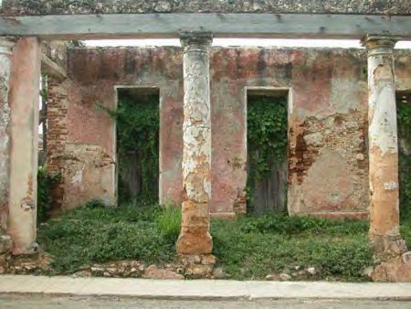 No es Pompeya es la Habana. Las columnas estilo d�rico de este edificio nos recuerdan el pasado glorioso de la edificaci�n en otros tiempos.