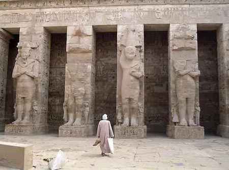 Imagen del monumento de Medinat Habu, templo dedicado a Rams�s III �ltimo fara�n del Antiguo Egipto.