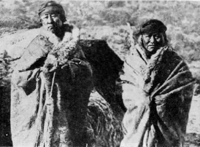 Los Tehuelches o Patagones viv�an en el sur de la Patagonia en Argentina y Chile, su escasa poblaci�n se vi� mermada luego de la llegada de los espa�oles debido a las enfermedades nuevas que los diezmaron.