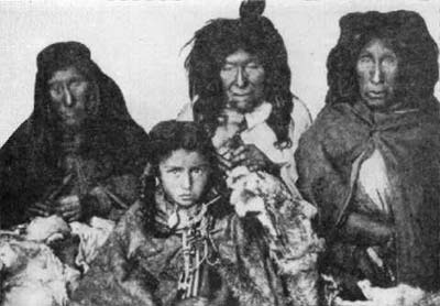 Mujeres tehuelches, los tehuelches eran cazadores-recolectores n�madas que practicaban el trueque. Usualmente entraban en combate por territorios de caza o por mujeres, aunque sol�an negociar pac�ficamente con otras tribus por ambas.