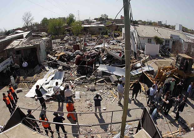 Dos casas quedaron totalmente destruidas, da�os en otras 15 casas vecinas y tres autom�viles destruidos habr�a dejado el impacto de un peque�o asteroide o quiz� restos de chatarra espacial. 