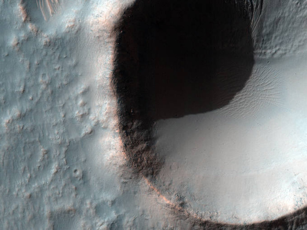 Istant�nea de alta resoluci�n de un cr�ter y dunas marcianas tomada por la c�mara Imaging Science Experiment (HiRISE)  de la sonda Mars Reconnaissance Orbiter