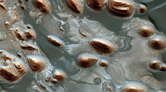 Im�genes de capas sedimentarias en uno de los cr�teres de Marte, imagen obtenida por el Mars Reconaissance Orbiter.