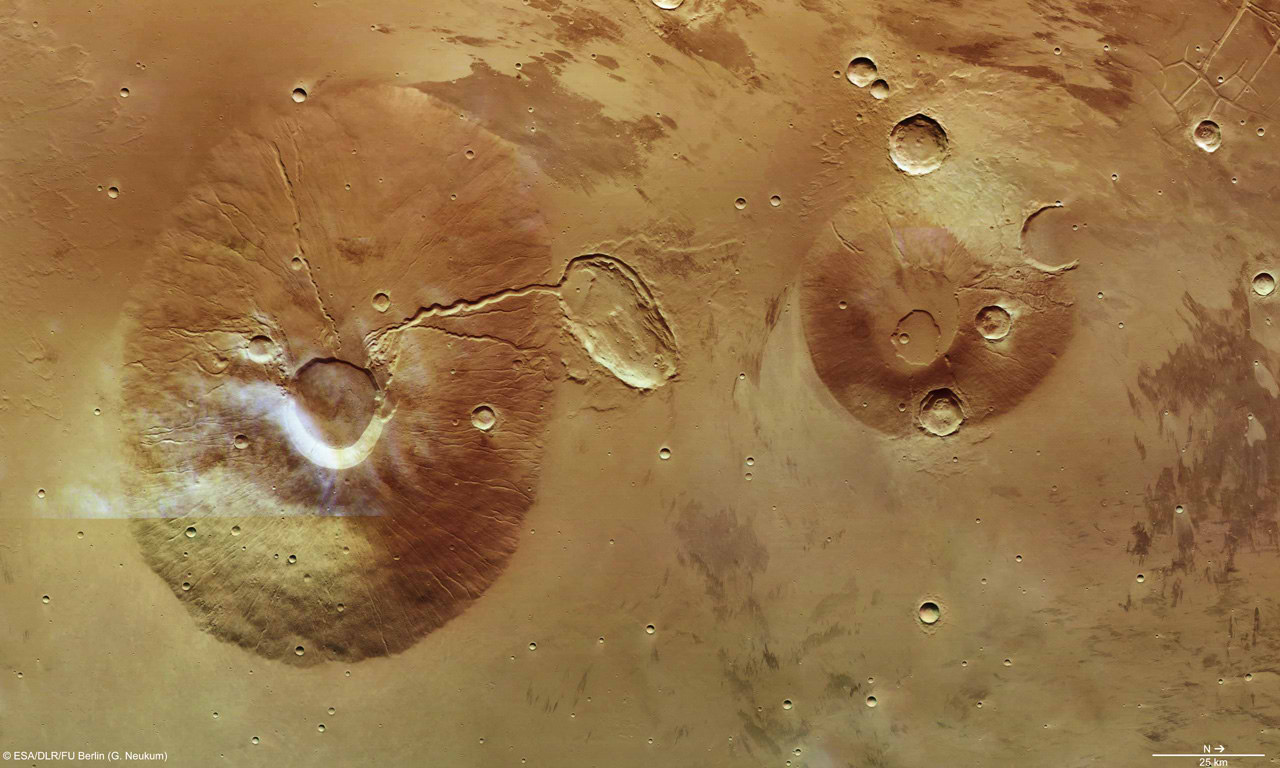 Los flancos del volc�n marciano Tholus Ceraunius son relativamente fuertes, a unos 8 grados de inclinaci�n, y est�n grabados con valles.