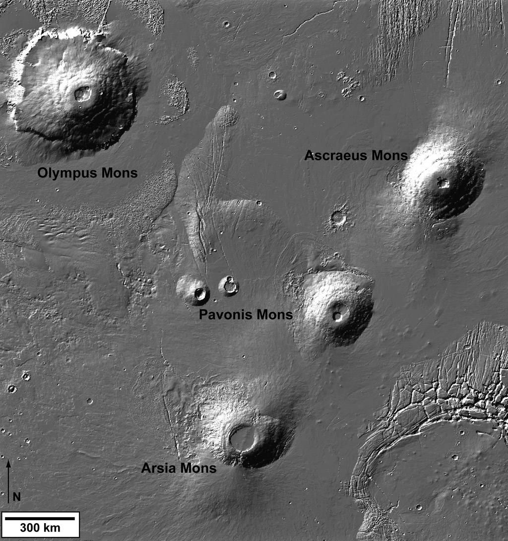 Volcanes de la regi�n de Tharsis, en la esquina superior izquierda el Monte Olimpo, a la derecha desde arriba: Ascraeus Mons, Pavonis Mons y Arsia Mons.