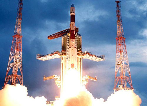 Nave Chandrayaan 1 despegando hacia su destino: la Luna, India se integra al exclusivo club de potencias espaciales