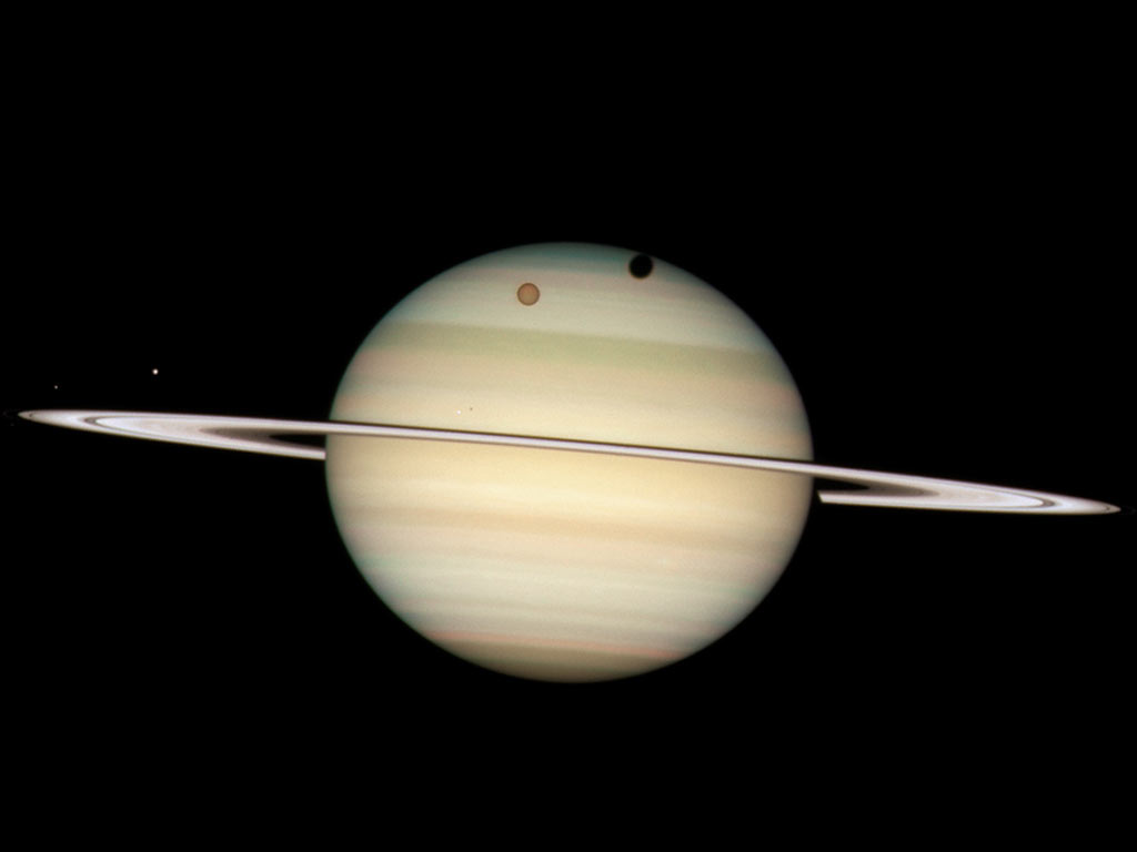 El telescopio espacial Hubble capta a Saturno y cuatro de sus lunas. Los sat�lites de Saturno captados fueron Encelado, Dione, Tit�n y Mimas, y debido al �ngulo del sol, cada una de estos se encuentra precedido de su propia sombra.