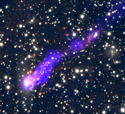 Esta imagen compuesta por luz visible y rayos X muestra una cola creada al hundirse una galaxia en el interior de un cluster, dejando tras de s� material y estrellas en formaci�n. Los rayos X (en azul), detectados por el Observatorio Chandra, se extienden unos 200 000 a�os luz por detr�s de la galaxia, denominada ESO 137-001 y situada en la esquina inferior izquierda de la imagen. Las emisiones de luz por el hidr�geno (en rojo), conocido por los astr�nomos como �H-alfa�, y el continuo de luz visible (en blanco) fueron captadas por el telescopio de Investigaci�n Astrof�sica del Sur (SOAR), en Chile. La mayor�a de las estrellas de la imagen son objetos situados en primer plano y pertenecientes a la V�a L�ctea, ya que la l�nea visual hacia el lejano cluster gal�ctico se encuentra cerca del plano de nuestra galaxia. Foto: : rayos X: NASA/CXC/MSU/M. Sun et al. Visible: SOAR(MSU/NOAO/UNC/CNPq-Brazil)/M. Sun et al. 
Imagen de alta resoluci�n (TIFF).