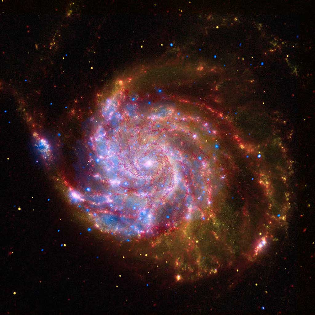 Galaxia Messier 101. El telescopio Hubble muestra las estrellas y el polvo c�smico que la rodean, Las im�genes de luz infrarroja de Spitzer muestran sus brazos en espiral y las nubes de polvo que dar�n forma a nuevas estrellas, Chandra muestra la energ�a de la galaxia, incluyendo los restos de estrellas o materia en explosi�n que rodean a sus agujeros negros.