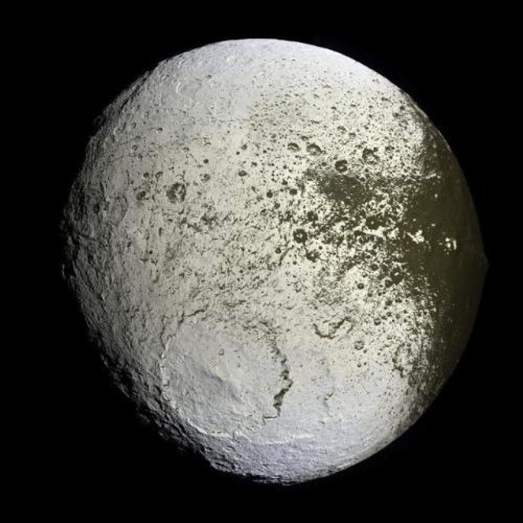 Luna Iapetus. El elemento que oscurece parcialmente este sat�lite es el polvo procedente de otra luna saturniana, Phoebe, que orbita en direcci�n opuesta.