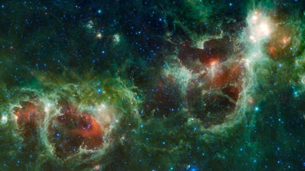 Las n�bulas Coraz�n y Alma (Heart and Soul Nebulae) se encuentran a 6,000 a�os luz de la Tierra. La de la izquierda es la de Alma y tambi�n le llaman Embryo.