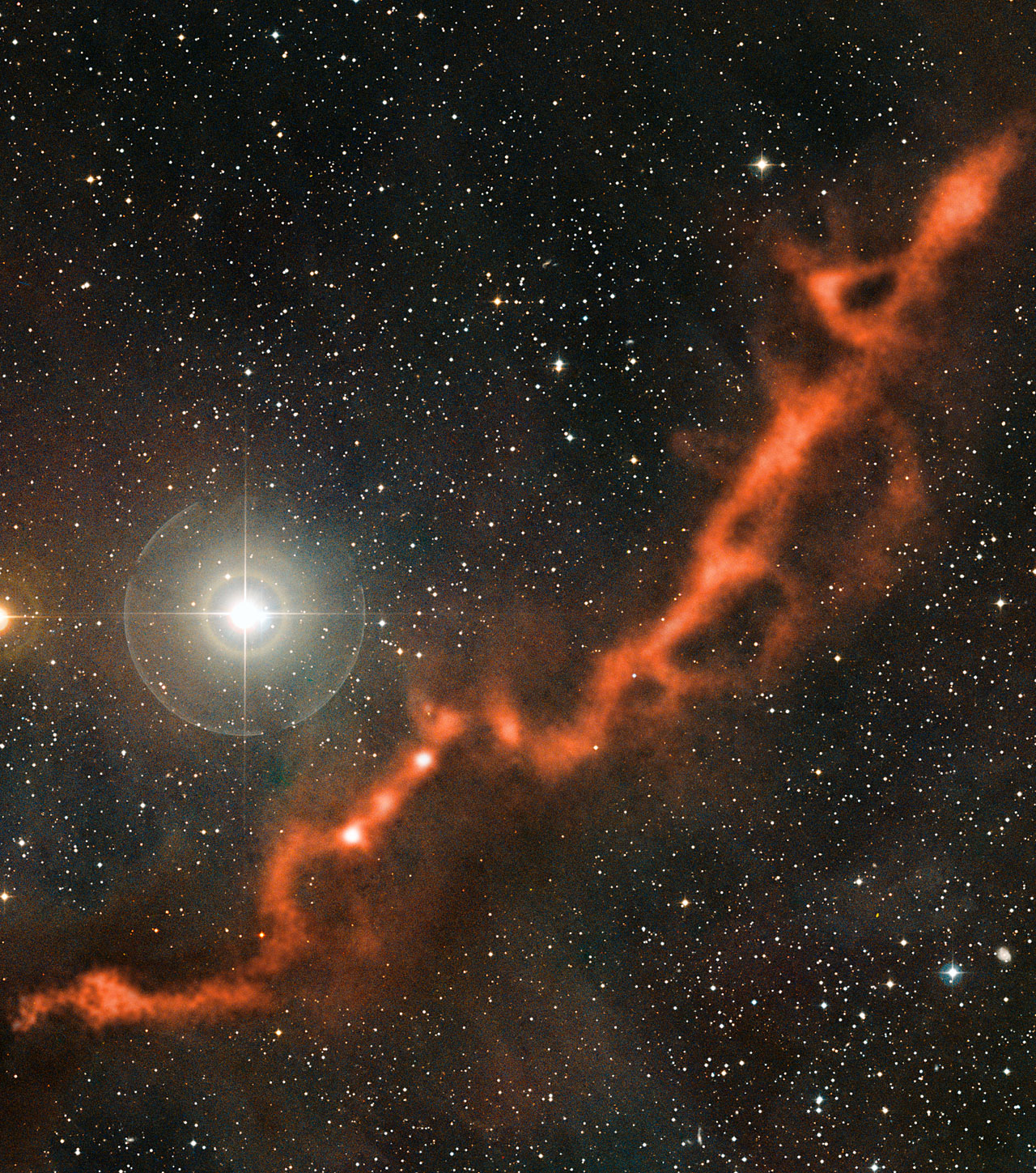 Esta es la Nube Molecular de Tauro, en la constelaci�n de Tauro, a 450 a�os luz de la Tierra. La foto muestra dos partes de la estructura alargada de esta nube, conocidas como Barnard 211 y Barnard 213.