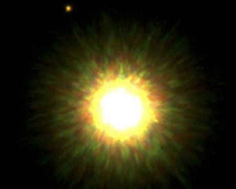 El nuevo exoplaneta (extremo superior izquierdo) encontrado es de gran tama�o, con una masa ocho veces el tama�o de J�piter. La estrella que lo orbita es parecida al Sol, pero mucho m�s joven, seg�n afirman sus descubridores.