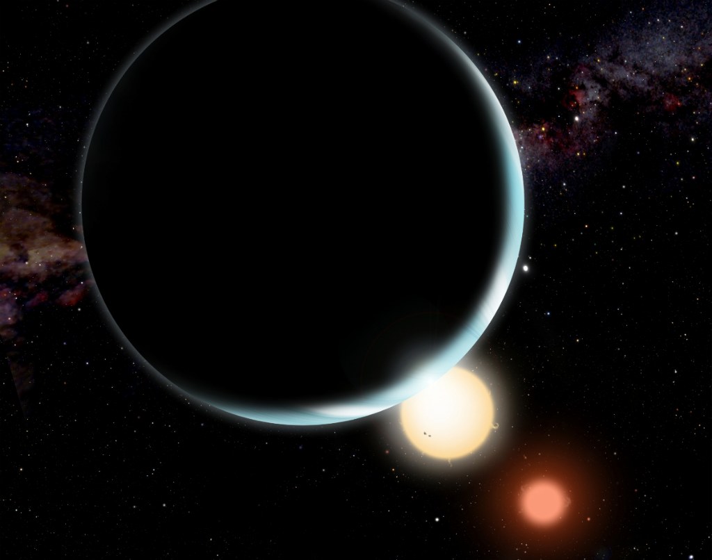 Representaci�n de Kepler-16b el cual recibe dos puestas de sol simult�neamente. La estrella naranja estrella de tipo K y la roja de tipo M orbitan una alrededor de la otra cada 41 d�as.