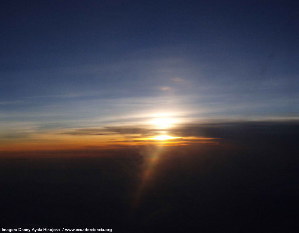 Los cirros contribuyen tanto a atrapar el calor emitido por la Tierra hacia el espacio como a reflejar la luz del Sol; en consecuencia no est� bien determinado si el efecto neto de los cirros es de calentamiento o de enfriamiento de la Tierra