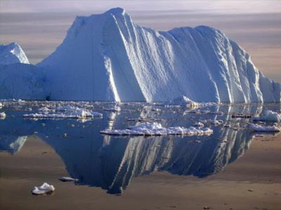 Los icebergs liberan elementos terrestres necesarios para la vida. Iceberg en el Atl�ntico