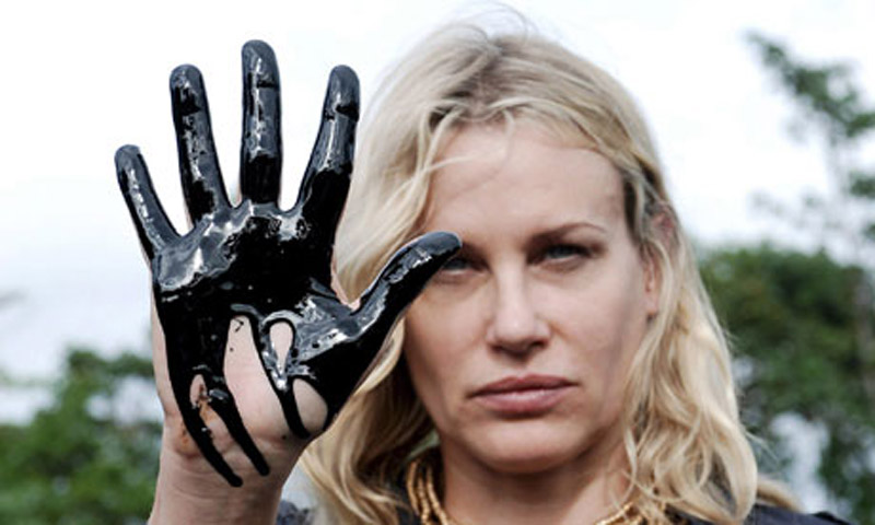 Daryl Hannah, mal asesorada prest� su imagen para posar con crudo en sus manos que los demandantes contra Chevron alegan procede de Texaco. Texaco no opera en Ecuador desde hace 20 a�os. foto: Dolores Ochoa