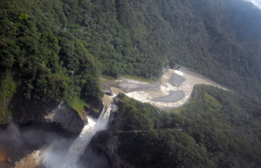 Cascada en la Amazon�a ecuatoriana en el lugar donde se pretende construir el proyecto hidroel�ctrico Coca Codo Sinclair