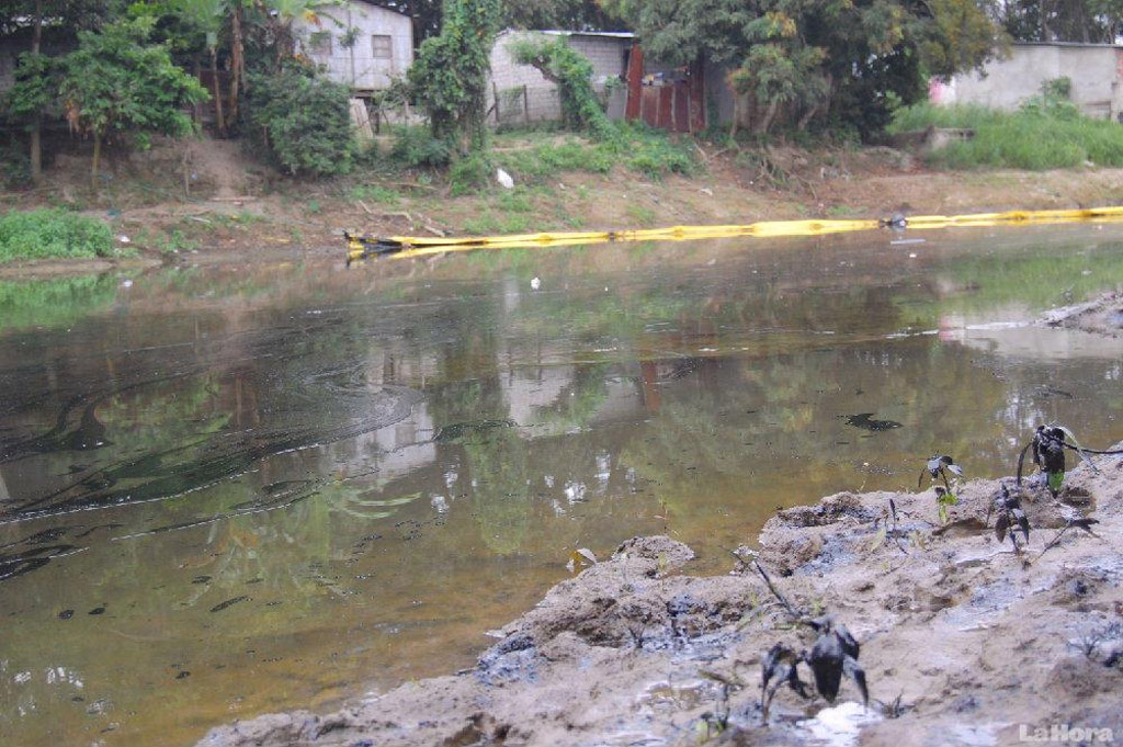 Derrame petrolero de Petroecuador en Esmeraldas cercano a la refiner�a. Los r�os Teanoe y Esmeraldas son frecuentemente contaminados