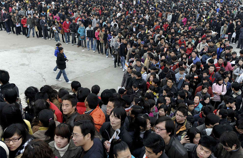 Miles de personas hacen fila en busca de empleo, miles de f�bricas de productos de exportaci�n han cerrado por la crisis llevando al desempleo a millones en China. Foto: Jianan Yu