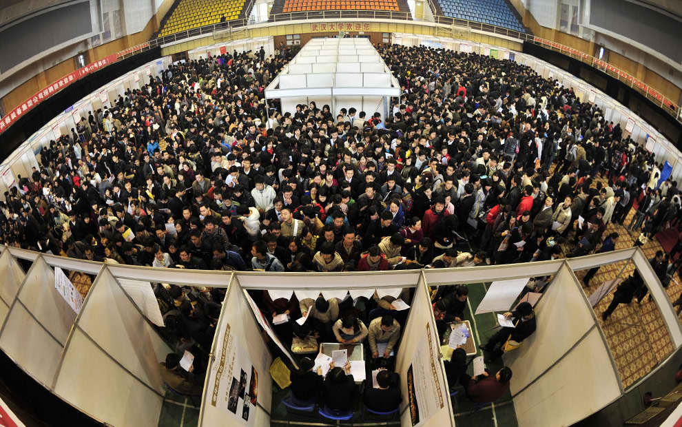 Miles de personas buscan empleo en Hefei, provincia de Anhui, China, al menos 20 de 130 millones de trabajadores migrantes se quedaron sin empleo luego de que muchas f�bricas cerraran. Foto: STR/AFP/Getty Images