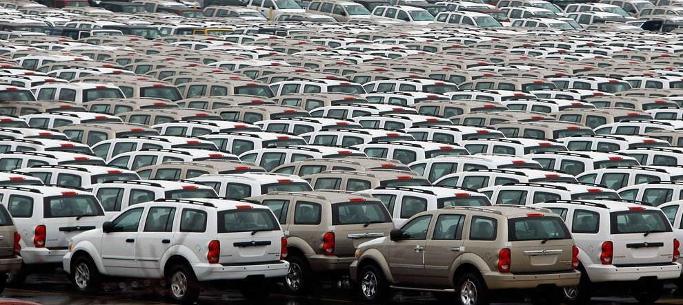 Decenas de SUVs Dodge aparcados en el Atlantic Marine Terminal en el puerto de Baltimore, las ventas de autos han ca�do, m�s de 27 mil se encuentraan estacionados en el puerto de Maryland. Foto: Chip Somodevilla