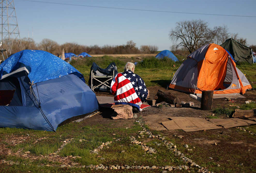 Un residente de una villa de tiendas en Sacramento California, aunque algunos de los residentes de Tent City ya viv�an en la pobreza, algunas familias de clase media se han unido a estas villas. Foto: Justin Sullivan