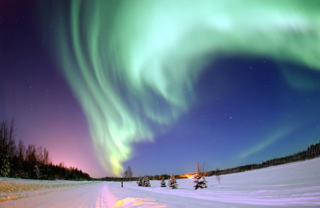 Auroras sobre el Bear Lake, cerca a la base Eielson de la fuerza a�rea. Foto: Joshua Strang