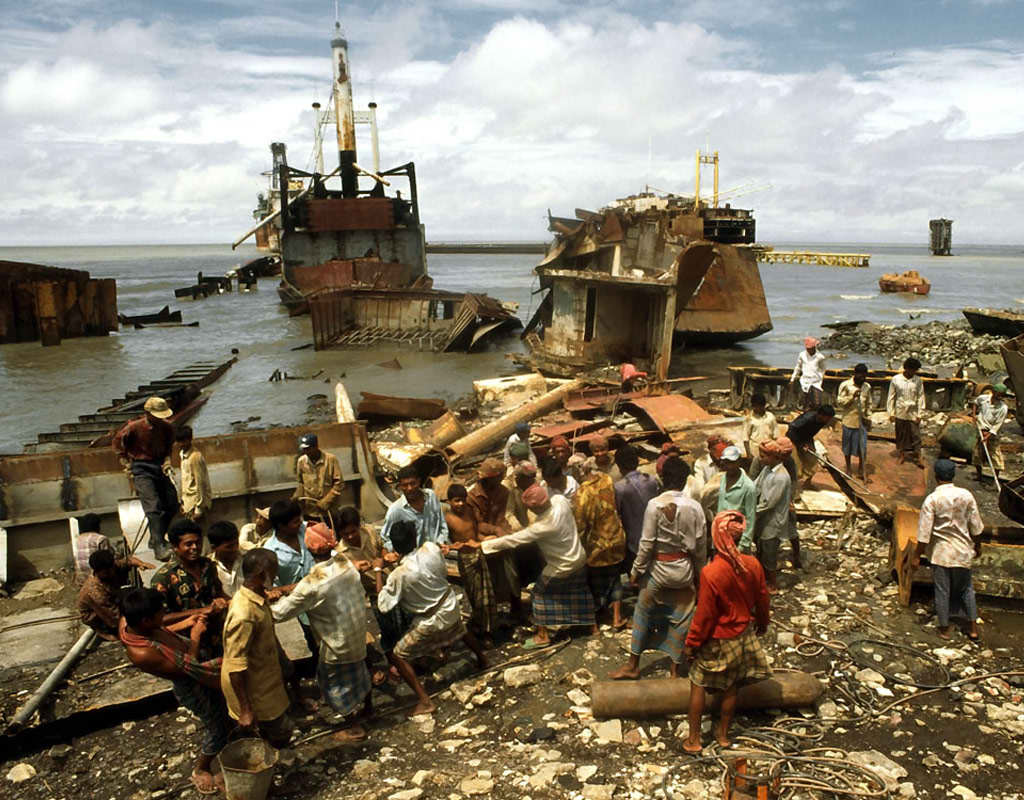 Deshuesadero de barcos en Chittagong, Banladesh. Los obreros aqu� trabajan en condiciones deplorables desmantelando los barcos que el mundo desarrollado descarta. Foto: Benno Neeleman