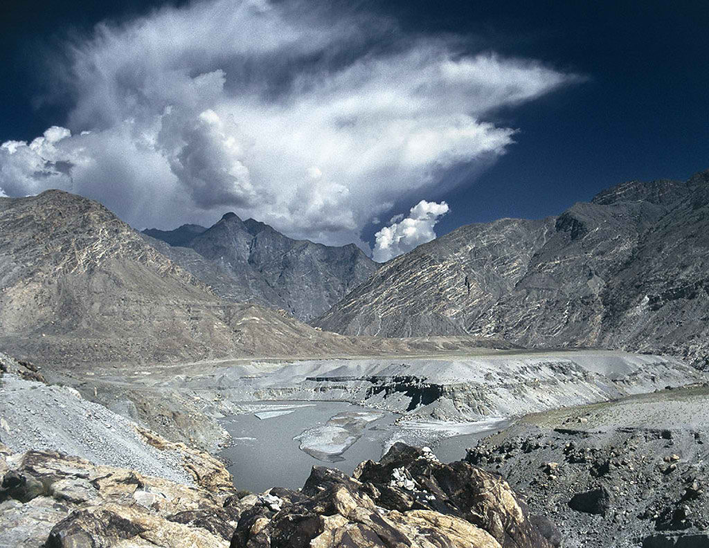 Glaciares del Karak�rum, Hindukush, estos glaciares en su mayor�a permanecen estables o est�n avanzando contrario a las predicciones catastrofistas del Panel Internacional del Cambio Clim�tico de la ONU.