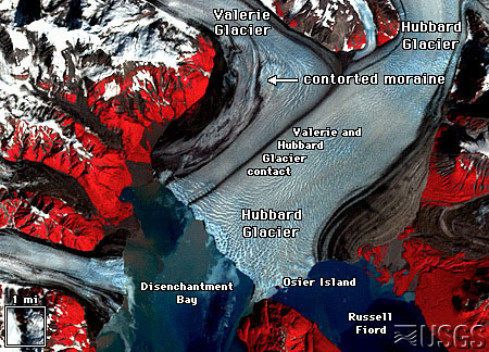 Hubbard Glacier, uno de los glaciares que se est�n extendiendo en lugar de retroceder, est� a punto de bloquear al fiordo Russell ubicado en la parte inferior derecha de la imagen