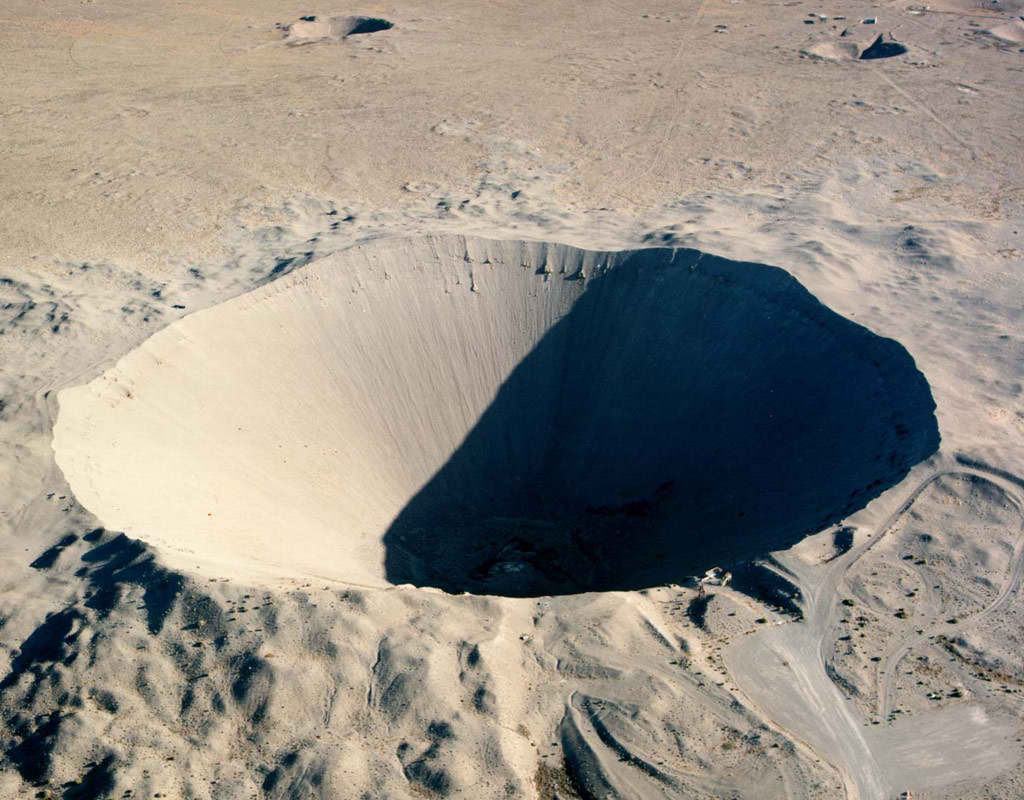 Cr�ter Sed�n, resultado de la detonaci�n subterr�nea de una bomba nuclear de 100 kilotones sobre el desierto de Nevada en Yucca Flat.