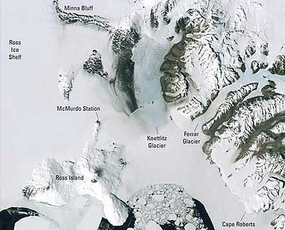 Detalle del nuevo mapa de la Ant�rtida obtenido por el Landsat 7 de la NASA. Puede observarse la capa de hielo de Ross y Roberts, los glaciares Koettlitz y Ferrar as� como la isla Ross y la estaci�n McMuerdo.