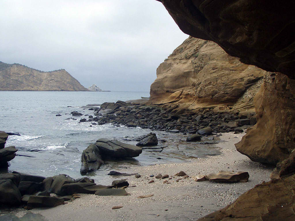 Acantilados en el sector de Los Frailes, playa existente dentro del Parque Nacional Machalilla, otros atractivos de la zona son la Comuna Agua Blanca, la Isla de la Plata y el pueblo tur�stico y pesquero de Puerto L�pez. Foto: Danny Ayala Hinojosa