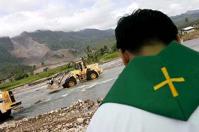 Equipos de rescate buscan supervivientes de un alud en el pueblo de Guinsaugon, San Bernardo, Filipinas. Foto: Dennis M. Sabangan