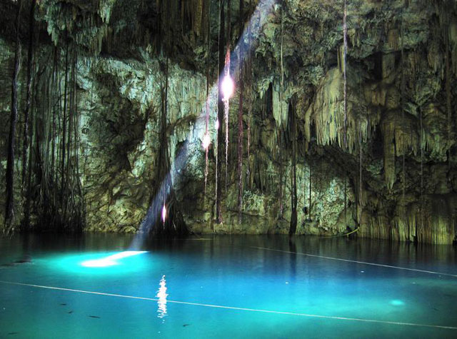 Cenote en la pen�nsula de Yucat�n M�xico