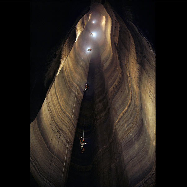 Conocida como Cueva de los cuervos (Voronja Cave o Krubera Cave) y situada en un macizo monta�oso de Abjasia (Georgia) es en la actualidad la cueva m�s profunda del mundo. La �ltima medici�n de su profundidad es de 2.191 metros (medici�n de 2007). Descubierta en 1960 por espele�logos ucranianos la llamaron entonces Krubera.