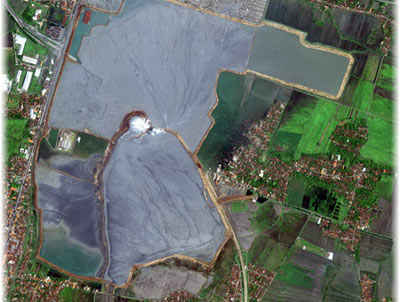 Vista desde el espacio del �rea de destrucci�n dejada por el volc�n en Sidoarjo: una vasta �rea.